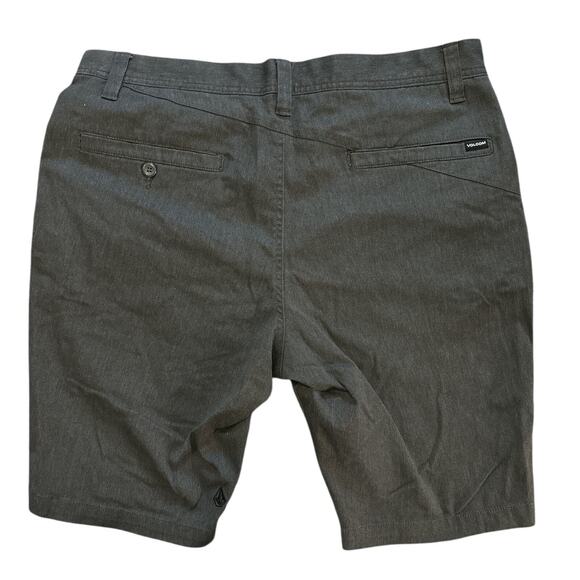Volcom‎ Men’s Shorts Size 34 Gray Chino Style Casual Stretch Flat Front Golf - Picture 2 of 7